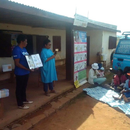 Marie Stopes Madagascar outreach nurses giving a group education session